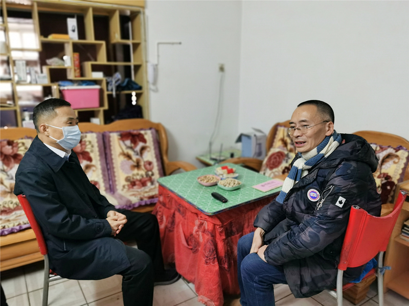 7、2月7日，向海清慰问困难职工邓泽聪_副本_副本.jpg