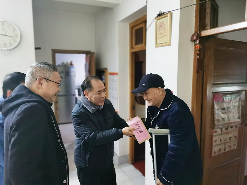 6、2月8日，盛希慰问党员黄励,到家中对其重病出院的父亲。_副本_副本.jpg